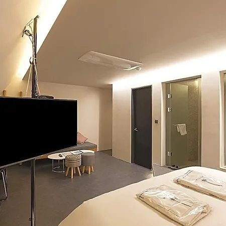 Hotel H