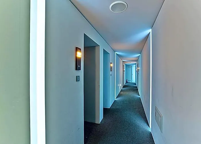 ホテル H